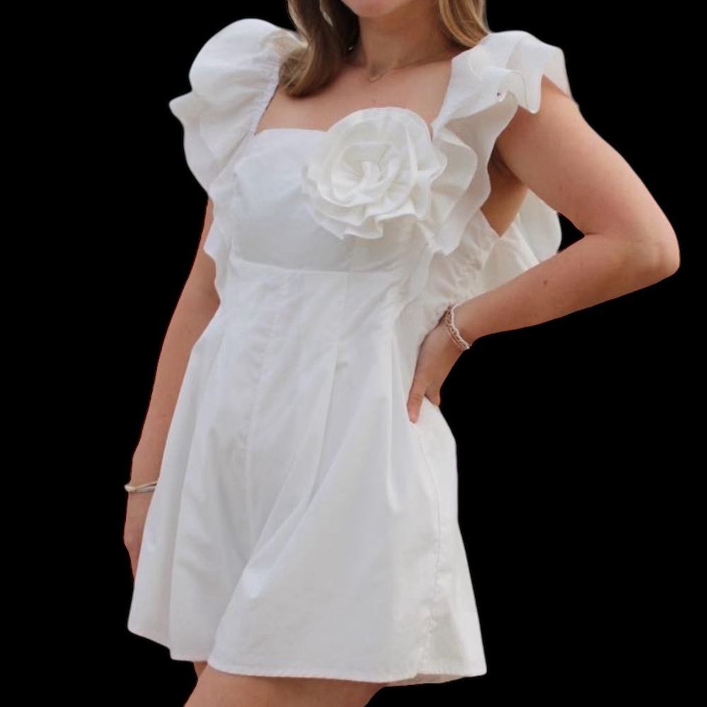 APRICOT LANE WHITE ROSE DETAIL ROMPER SQUARE NECKLINE WOMEN’S LARGE